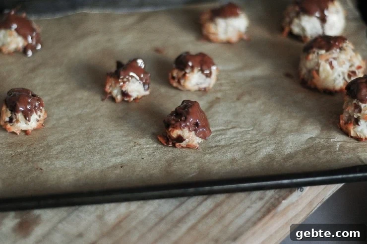 Cranberry and Almond Coconut Macaroons Recipe | sophisticatedgourmet.com
