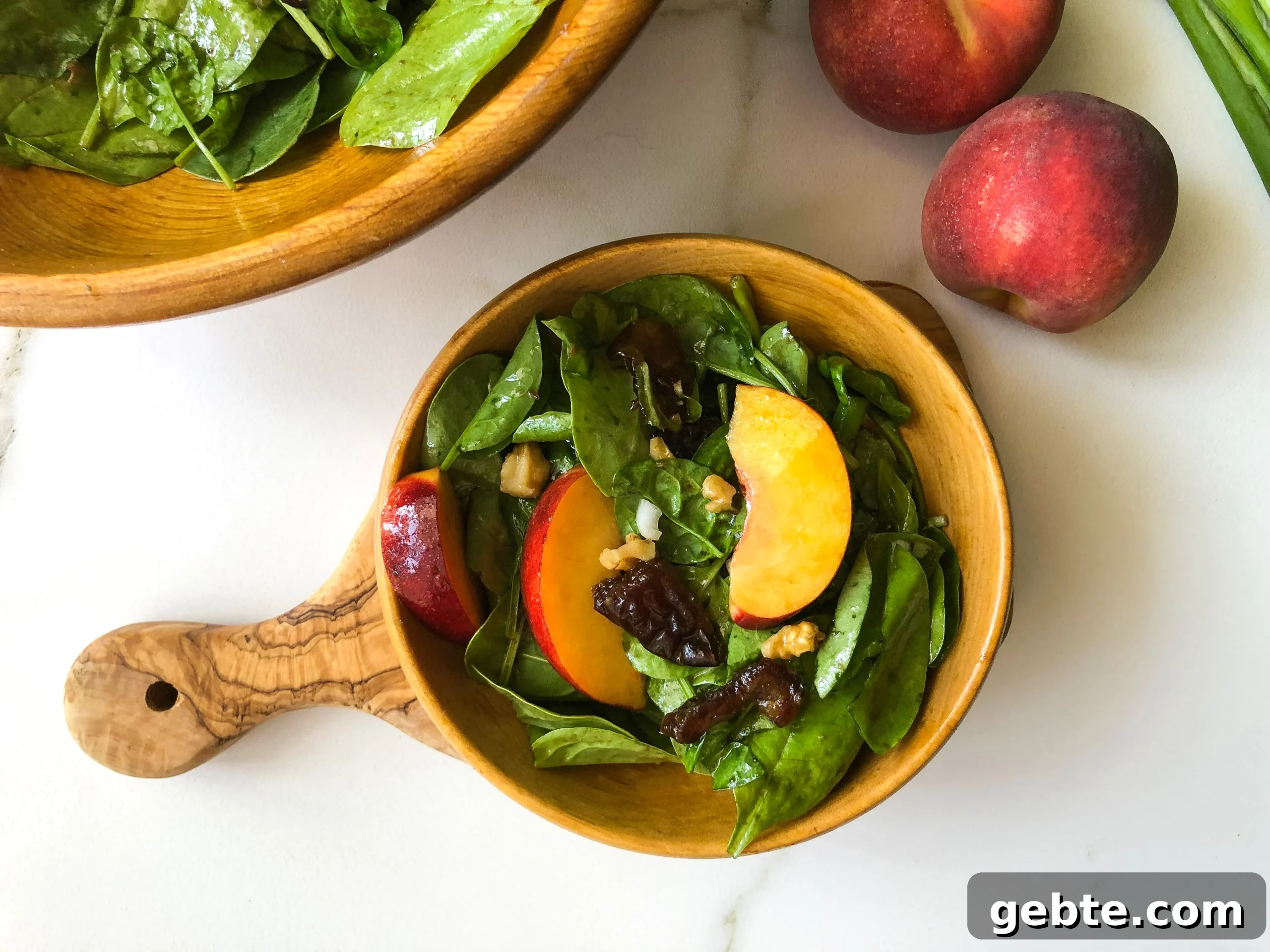 Spinach salad with peaches and dates