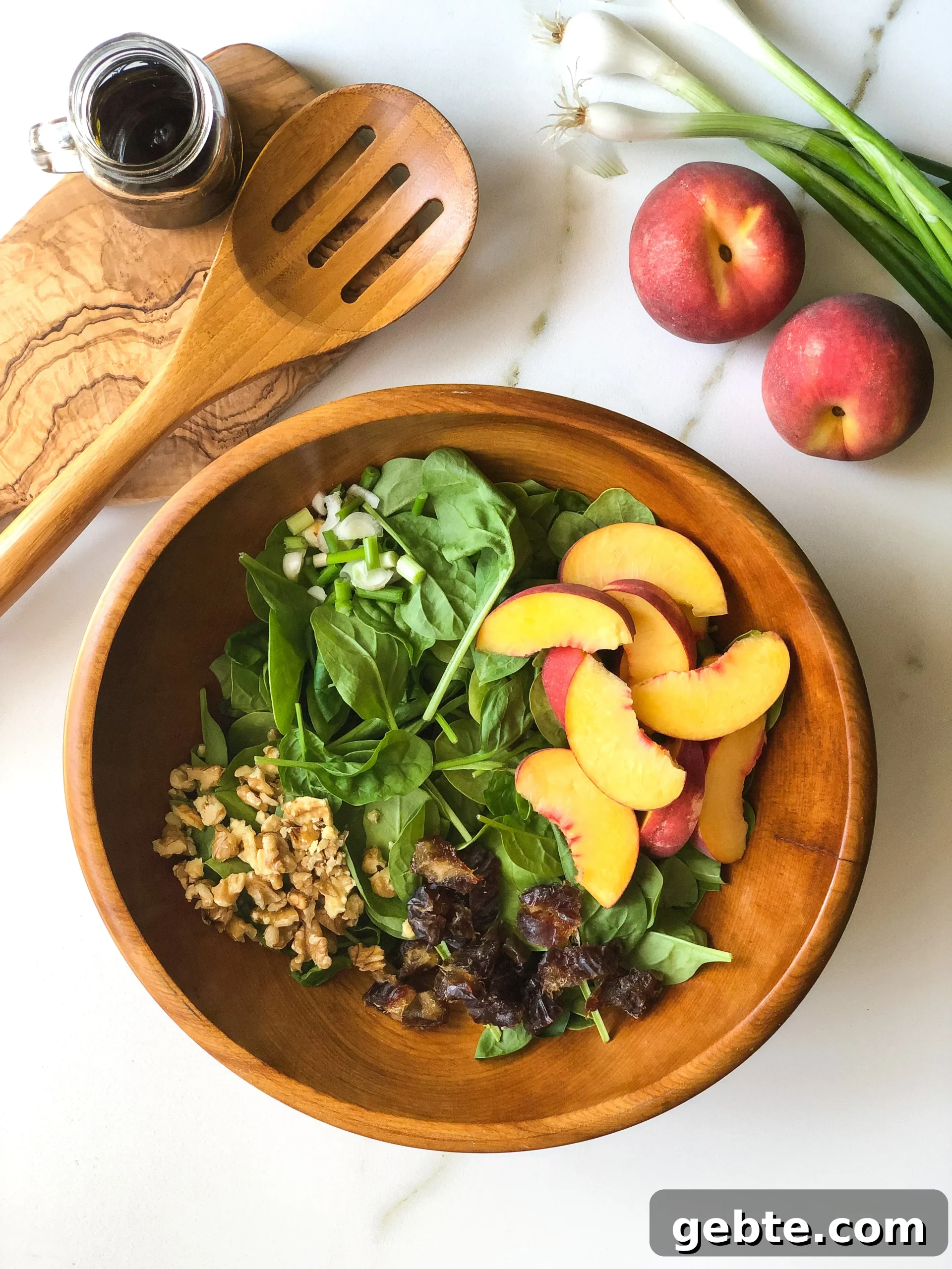 Spinach salad with peaches and dates
