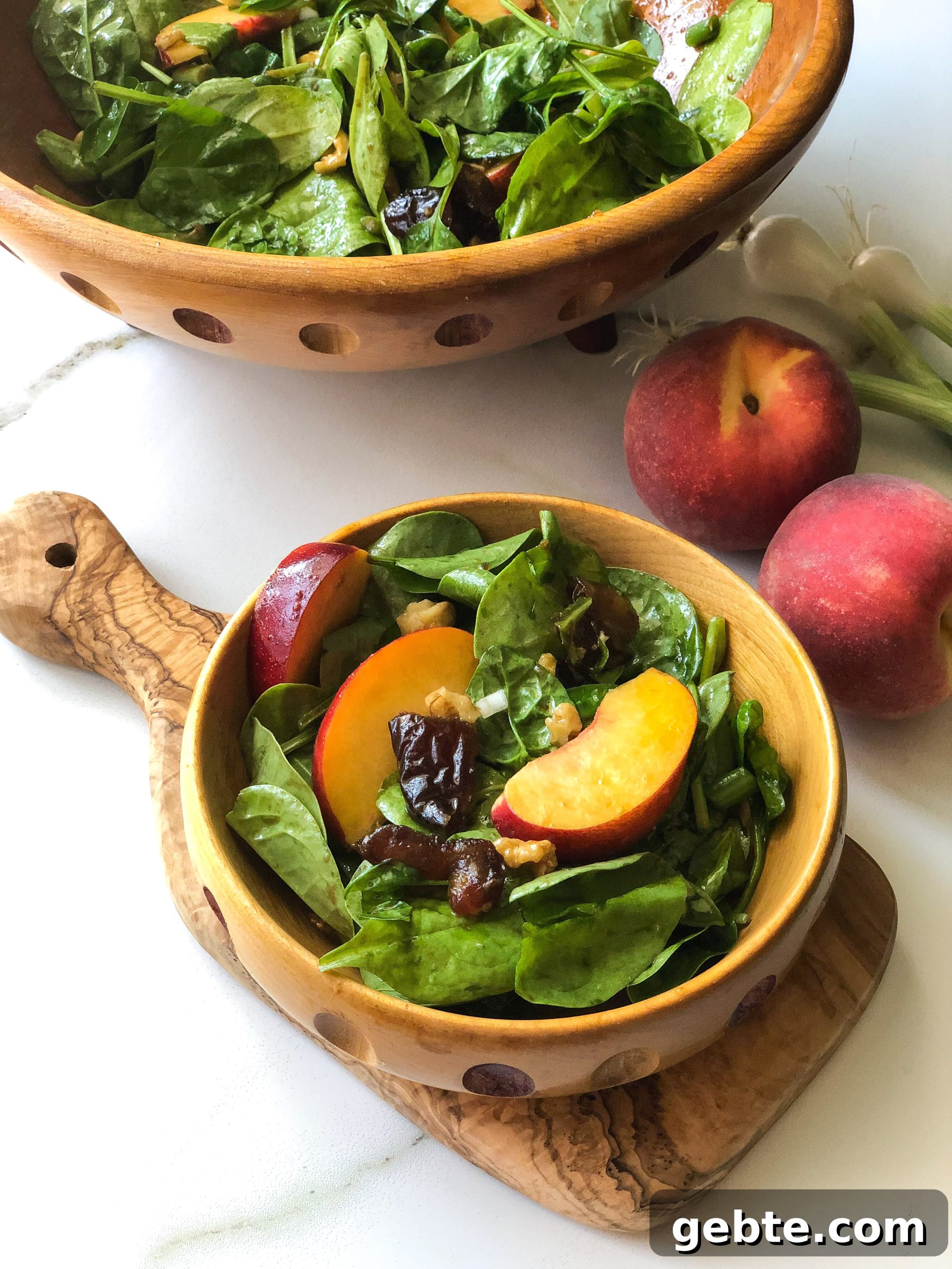Spinach salad with peaches and dates