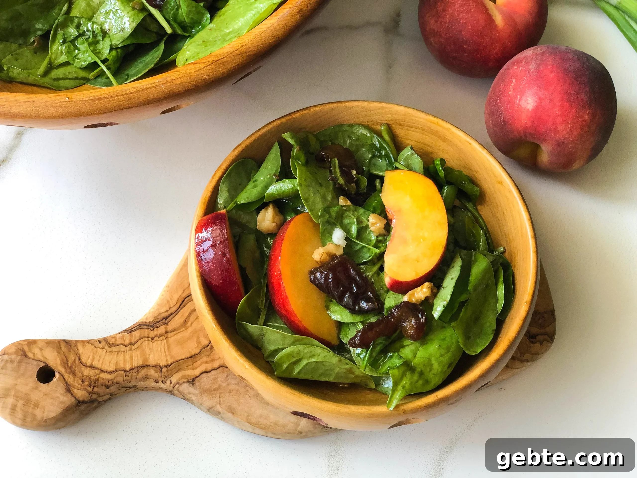 Spinach salad with peaches and dates