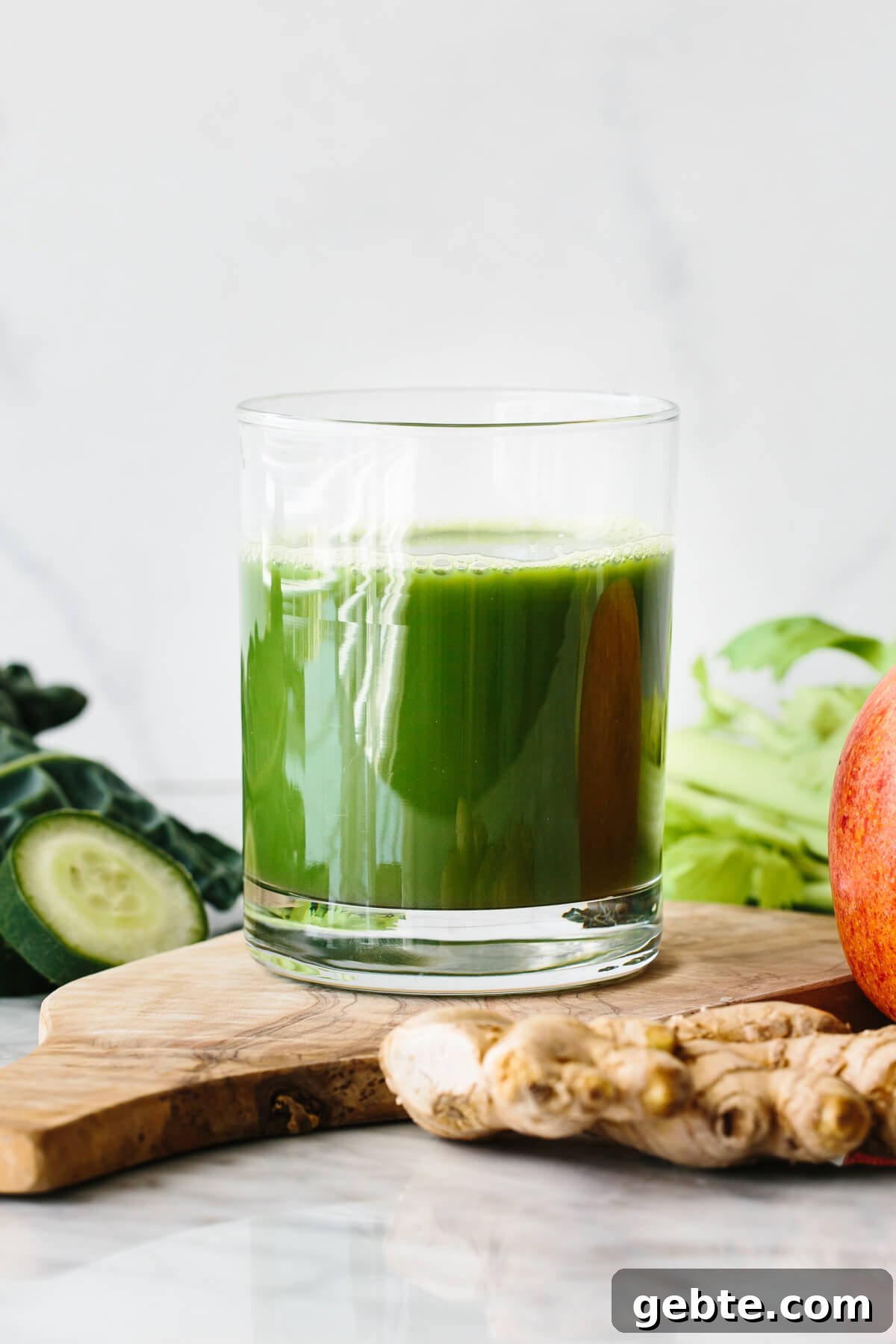 Top Anti-Inflammatory Drinks to Boost Immunity and Reduce Inflammation 6 A glass of green juice