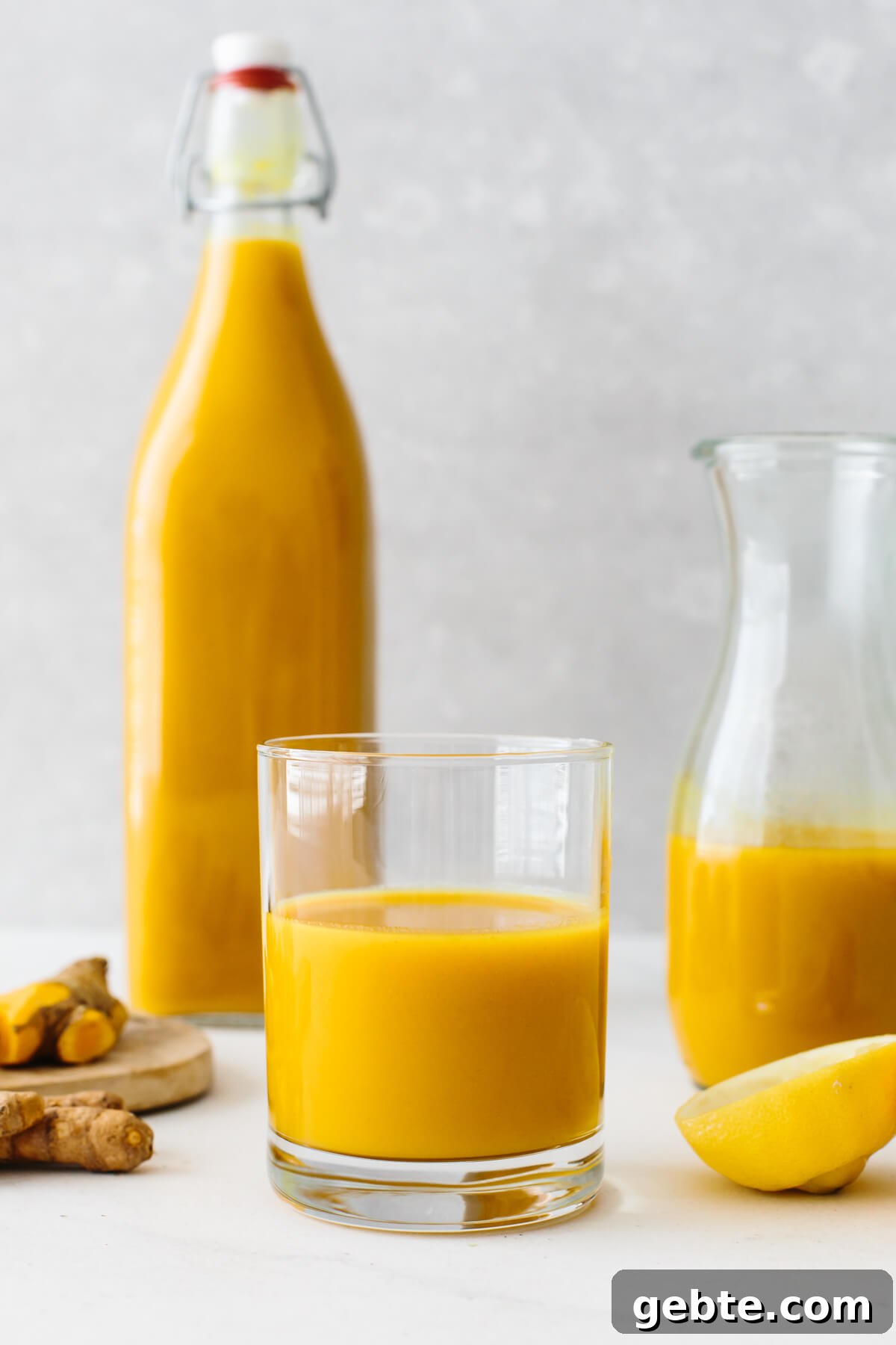 Top Anti-Inflammatory Drinks to Boost Immunity and Reduce Inflammation 9 Jamu juice poured into a glass.