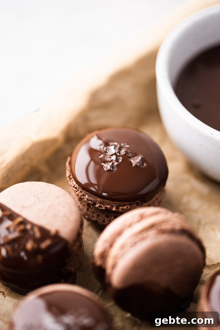 piping macarons