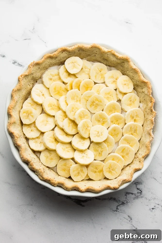 bananas layered in pie crust